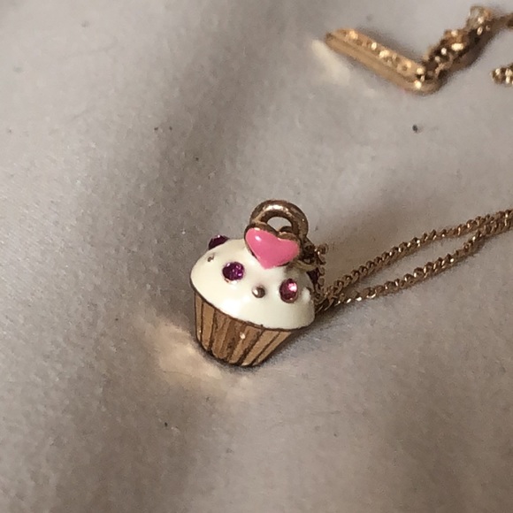 2 in 1 Donut & cupcake necklaces - Picture 3 of 5